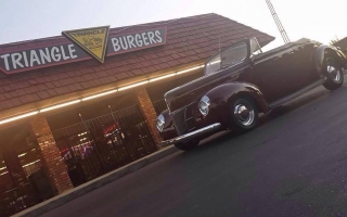 A hamburger place and retro diner